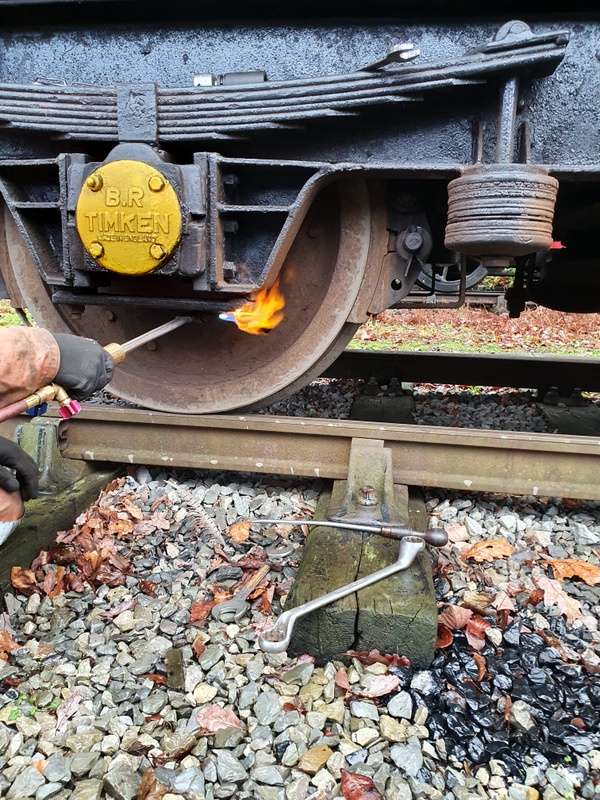 56223: Applying heat to an underkeep nut to enable it to be tightened