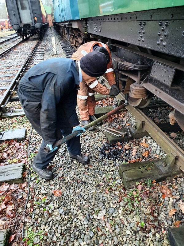 56223: Tightening an underkeep bolt