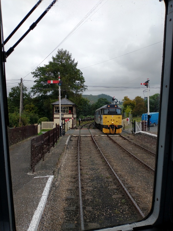 31271 passing the hybrid class 104/108 at Glyndyfrdwy