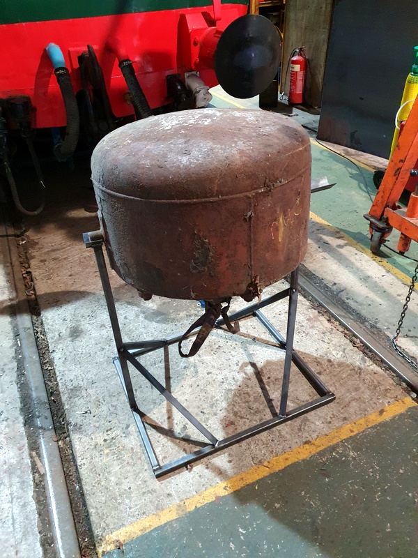 Stand for overhauling and testing vacuum brake cylinders