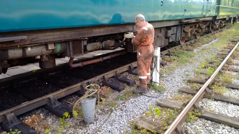 Hybrid class 104/108: Topping up the engine oil
