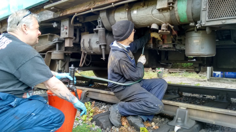 Hybrid class 104/108: Topping up the gearbox oil