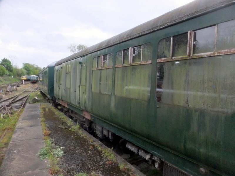 Class 100: Power car 51118 before washing