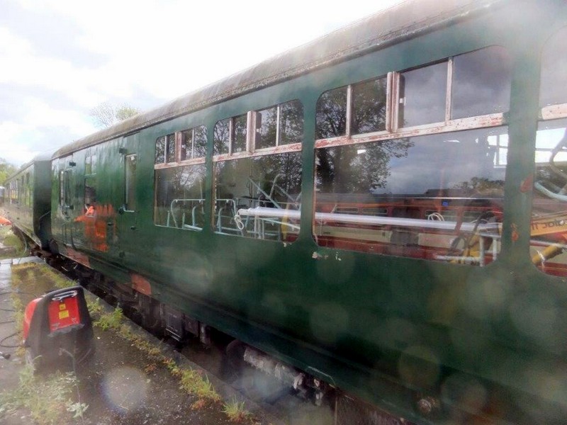 Class 100: Power car 51118 after washing