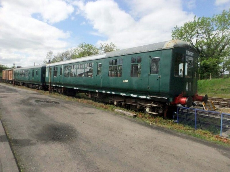 Class 100: Power car 51118 and trailer car 56097 together