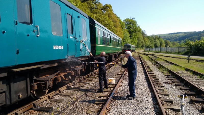 Hybrid class 104/108: Washing the outside