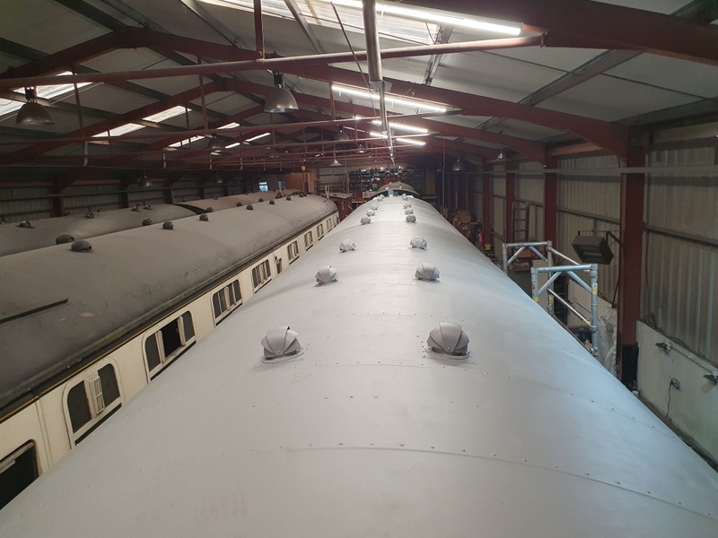 Class 108: Power car roof in grey undercoat