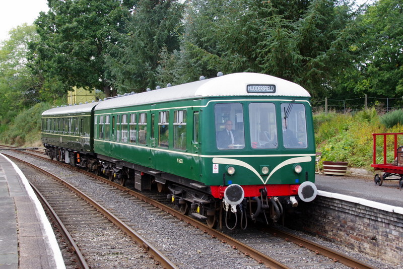 Hybrid class 127/108 arriving at Glyndyfrdwy on 07/10/23