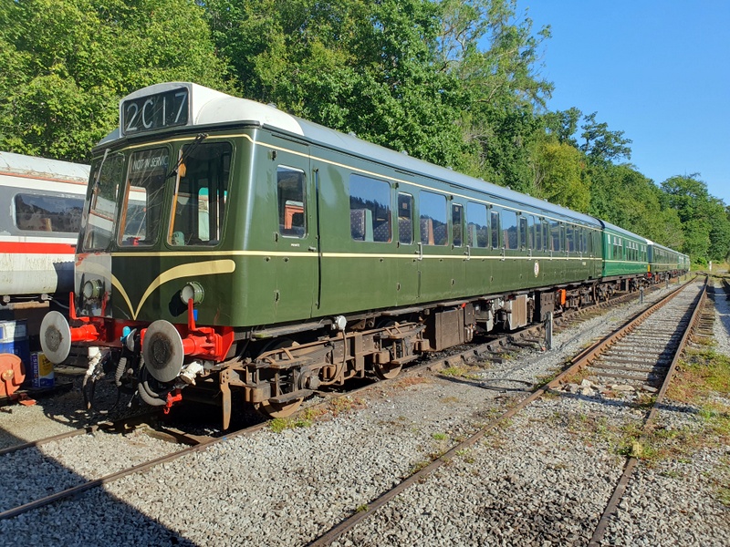A green six-car DMU