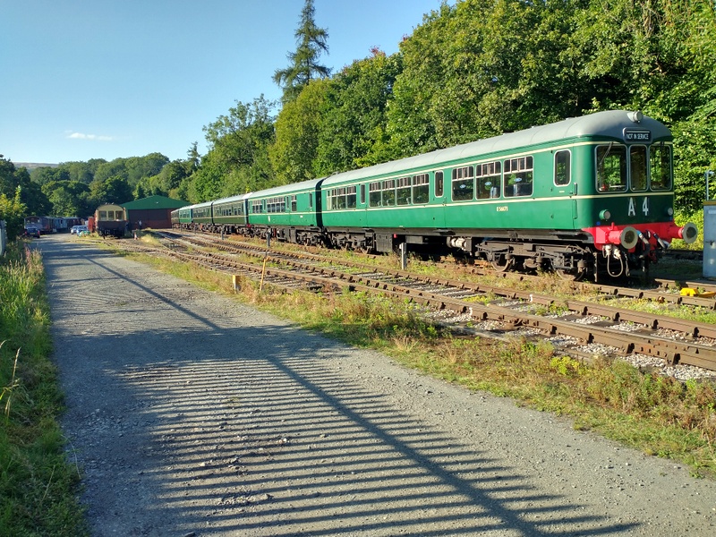 A green six-car DMU