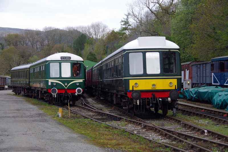 Hybrid class 127/108 and class 108: At Pentrefelin on 21/04/24