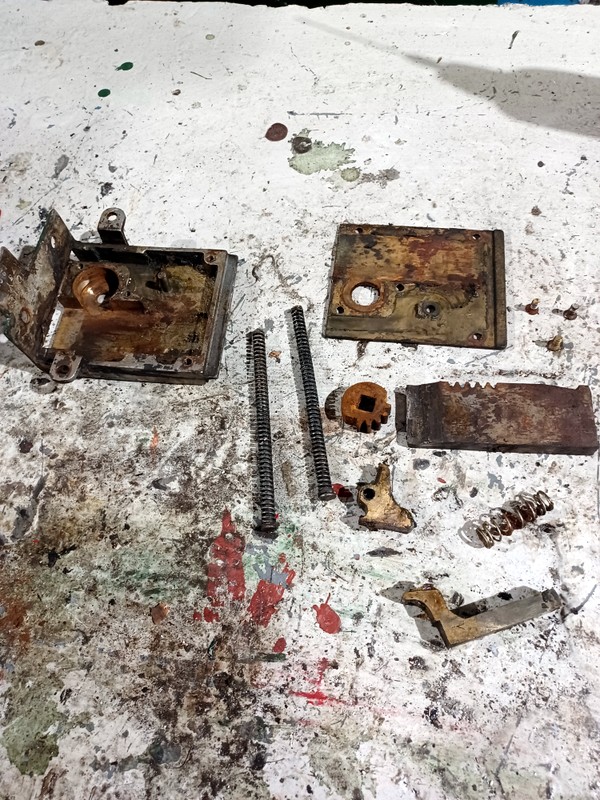 Class 127/108: Door lock dismantled