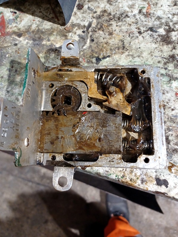 Class 127/108: Door lock after cleaning, greasing and reassembling