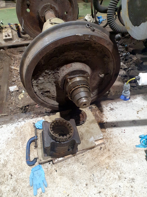 Class 104: Axle bearing with axlebox and outer roller bearing removed