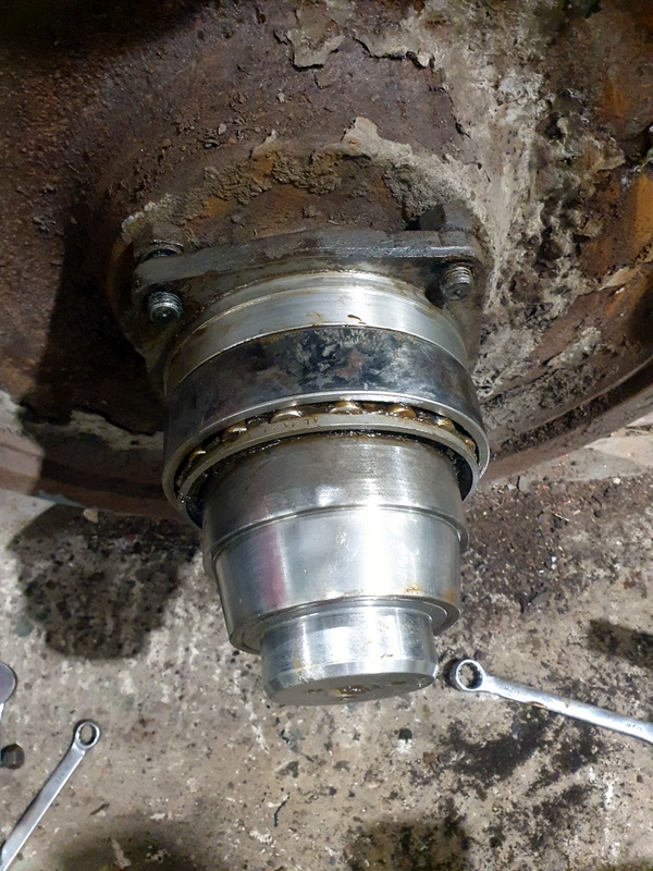 Class 104: Axle bearing with axlebox and outer roller bearing removed