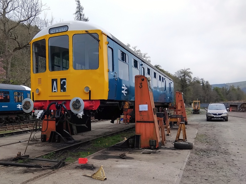 Class 104: 50454 lifted off its bogies