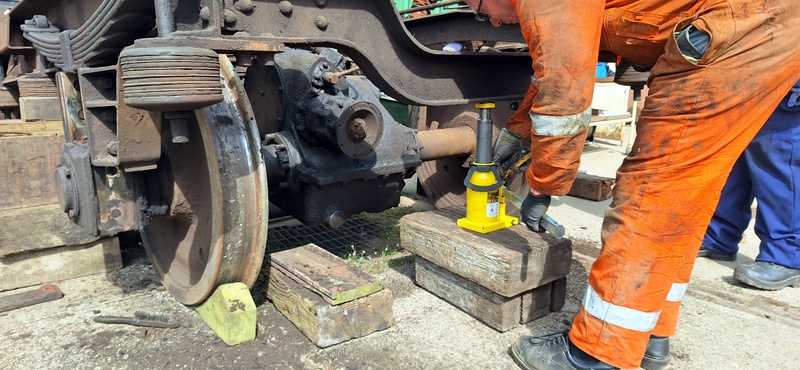 Class 104: Extracting a wheelset from a 50454 bogie