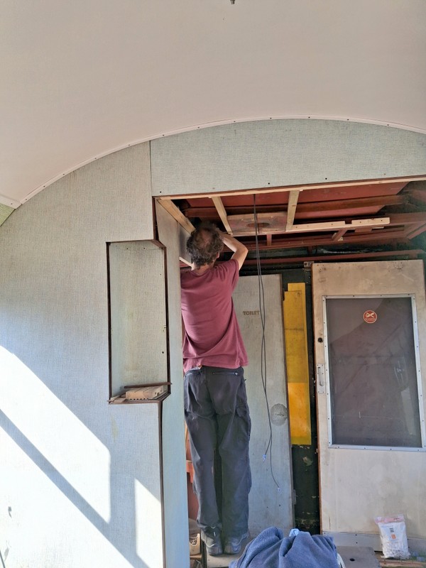 Class 100: Installing a light fitting section