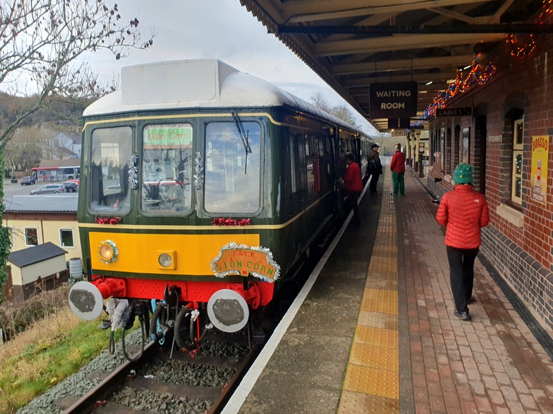 Class 108 at Corwen with a Siôn Corn special on 05/12/25