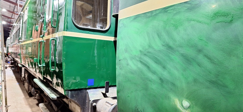 Class 109: Varnished power car; scuffed trailer car