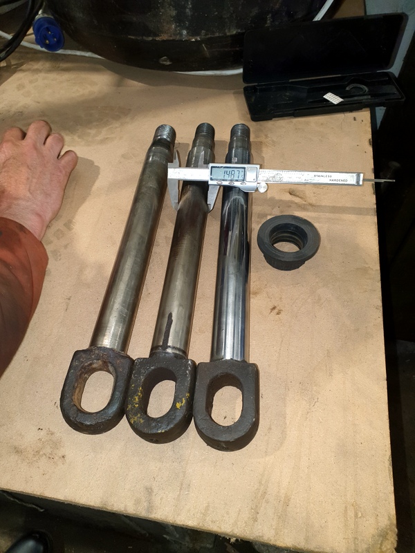 Vacuum brake cylinder piston rods