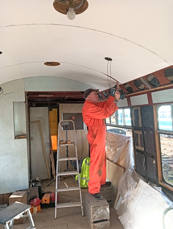 Class 100: Finishing the installation of the ceiling panels