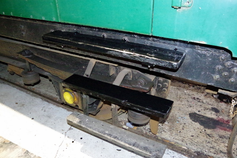 Class 108 56223: Stepboards painted