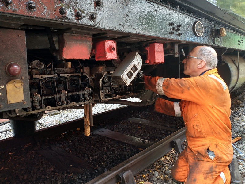 Class 108: Removing a cylinder head from the no.2 engine