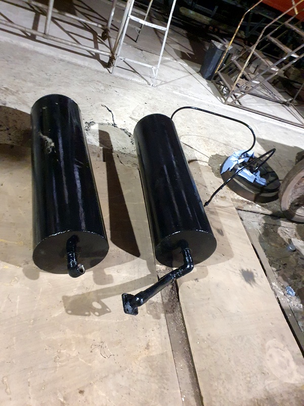 Class 105: Freshly-painted vacuum reservoirs Class 105: Freshly-painted vacuum reservoirs