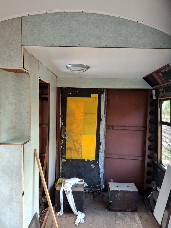 Class 100: Pelmet over the sliding door rail Class 100: Pelmet over the sliding door rail