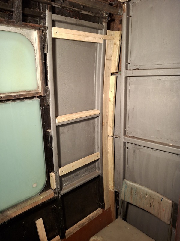 Class 105: Woodwork in the toilet compartment