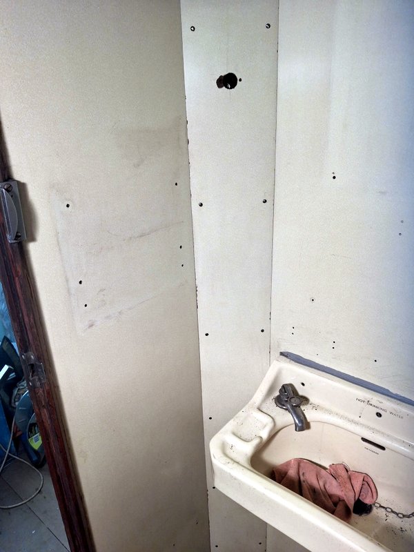 Class 105: Freshly-cleaned original Formica in the toilet