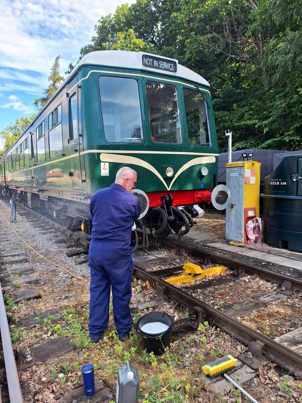 Washing the hybrid class 127/108 at Pentrefelin on 25/07/26