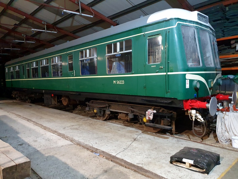 Class 108 56223: Black solebar and silver buffers