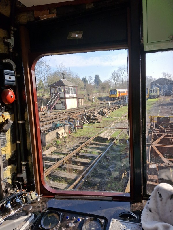 Class 100: New driver's window surrounds in 56097