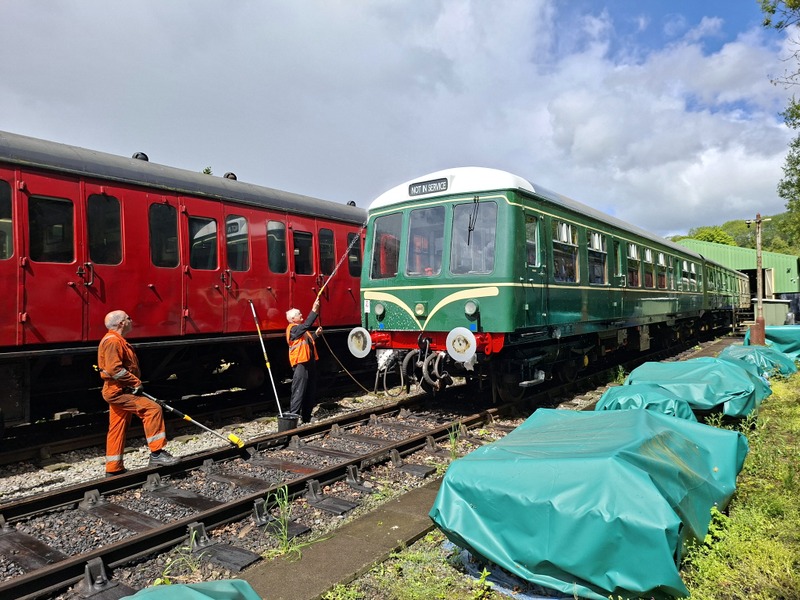 Hybrid class 127/108 being washed on 17/05/26