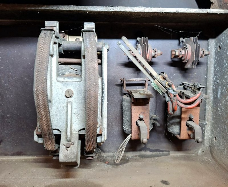 Class 110: Saloon lighting controls on 51842