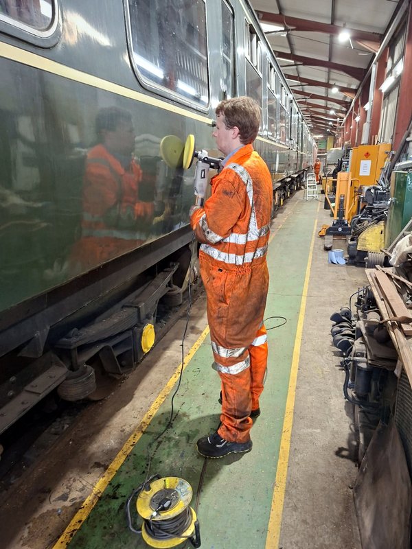 Class 110: Polishing the bodywork on 51813